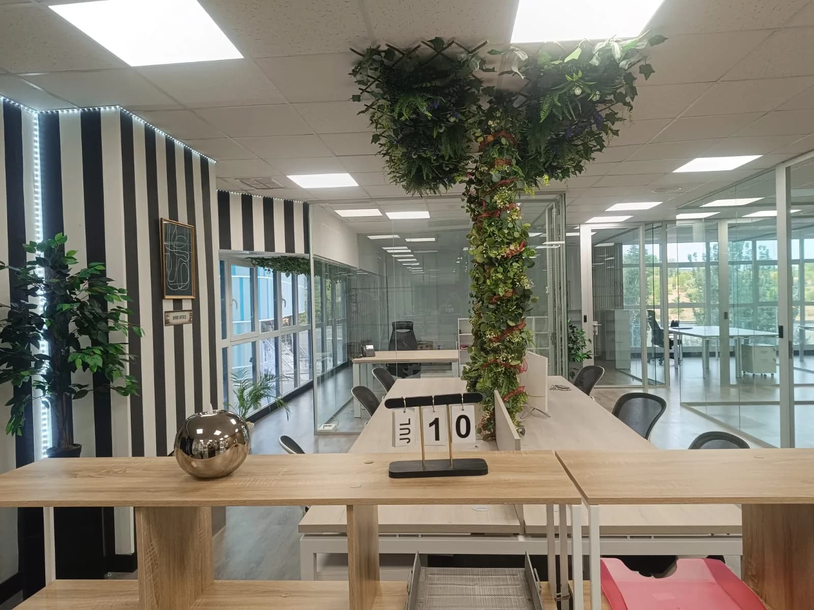 Zona de coworking con luz natural en Nexus Business Center