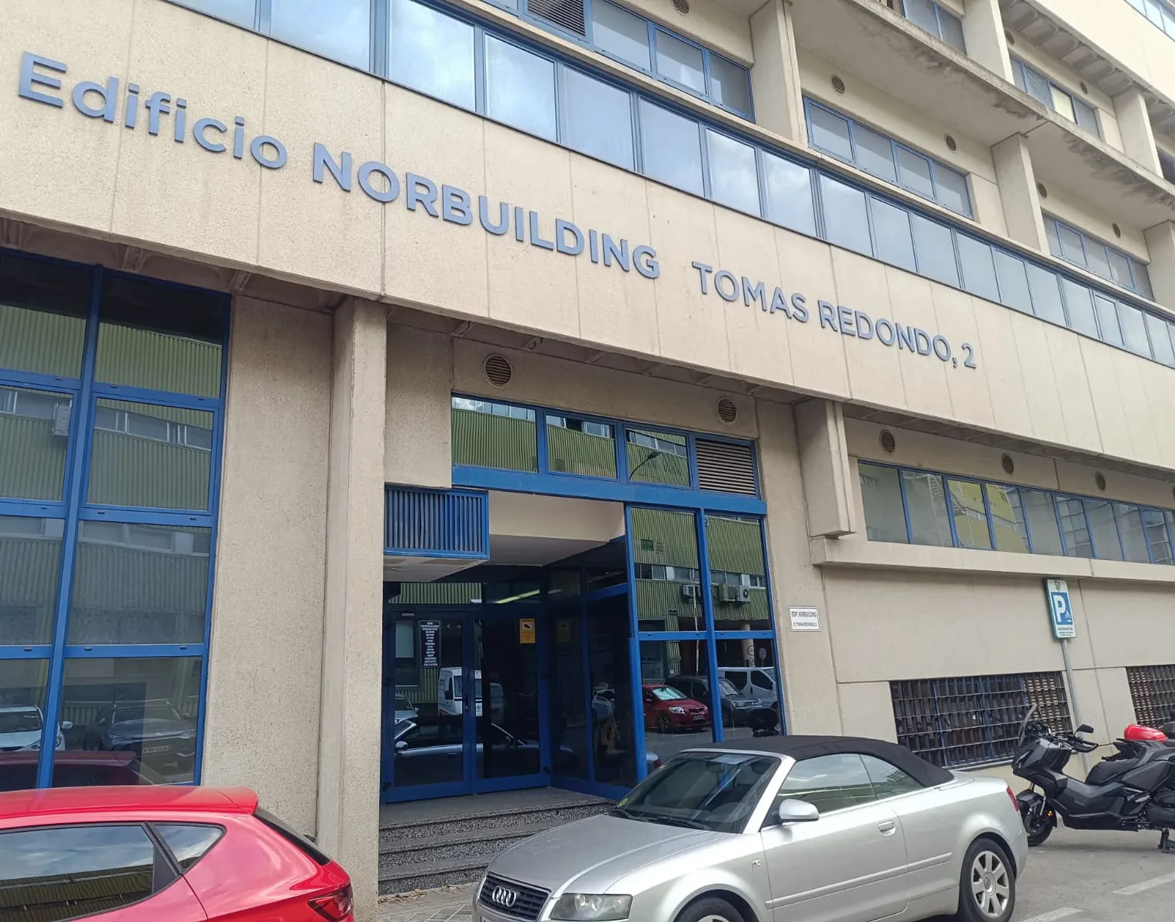 Entrada del edificio en la calle de Tomás Redondo 2, Campo de las Naciones