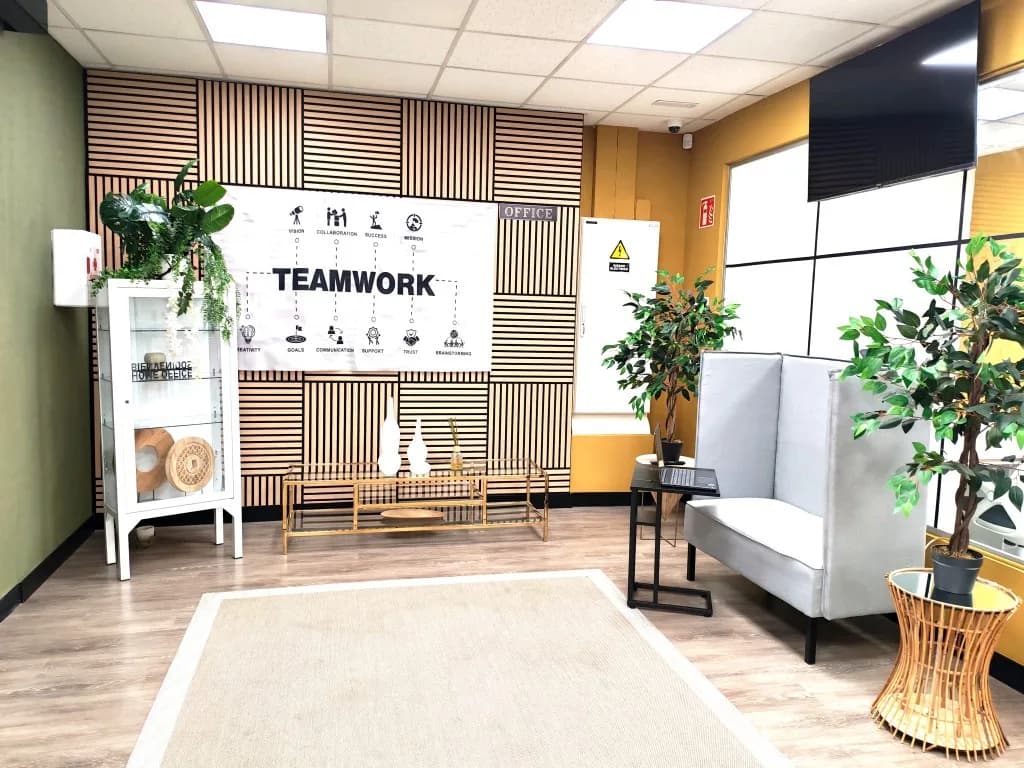 Zona Teamwork con sofá de privacidad y plantas