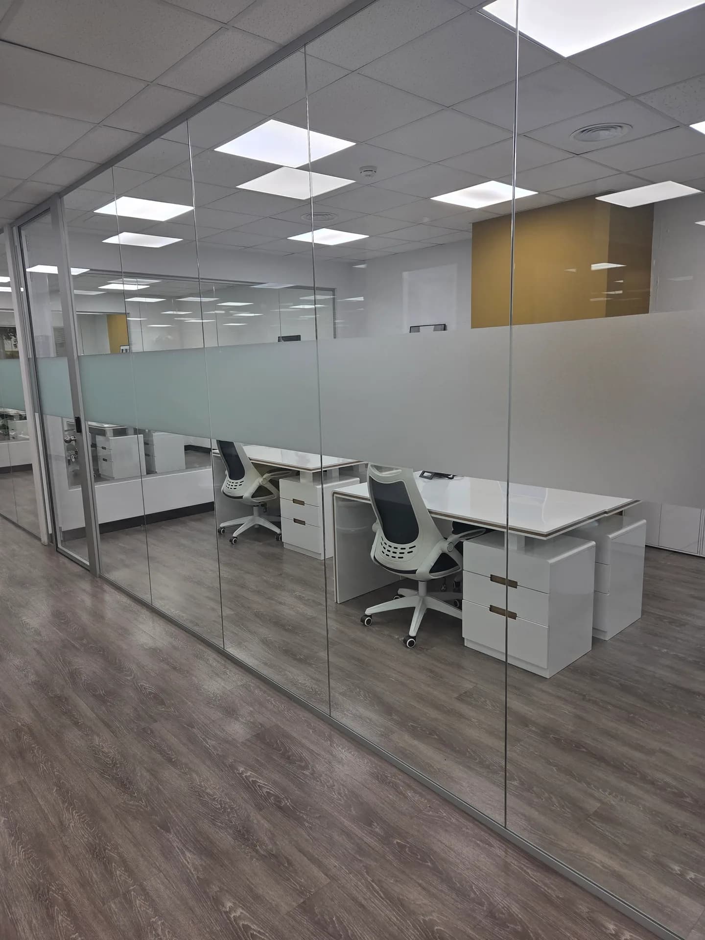 Oficinas privadas con vinilo de privacidad en mamparas de cristal