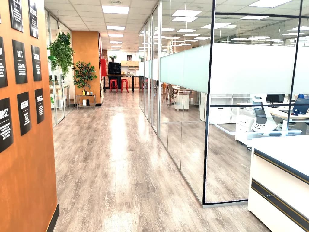 Pasillo interior hacia los despachos privados de Nexus