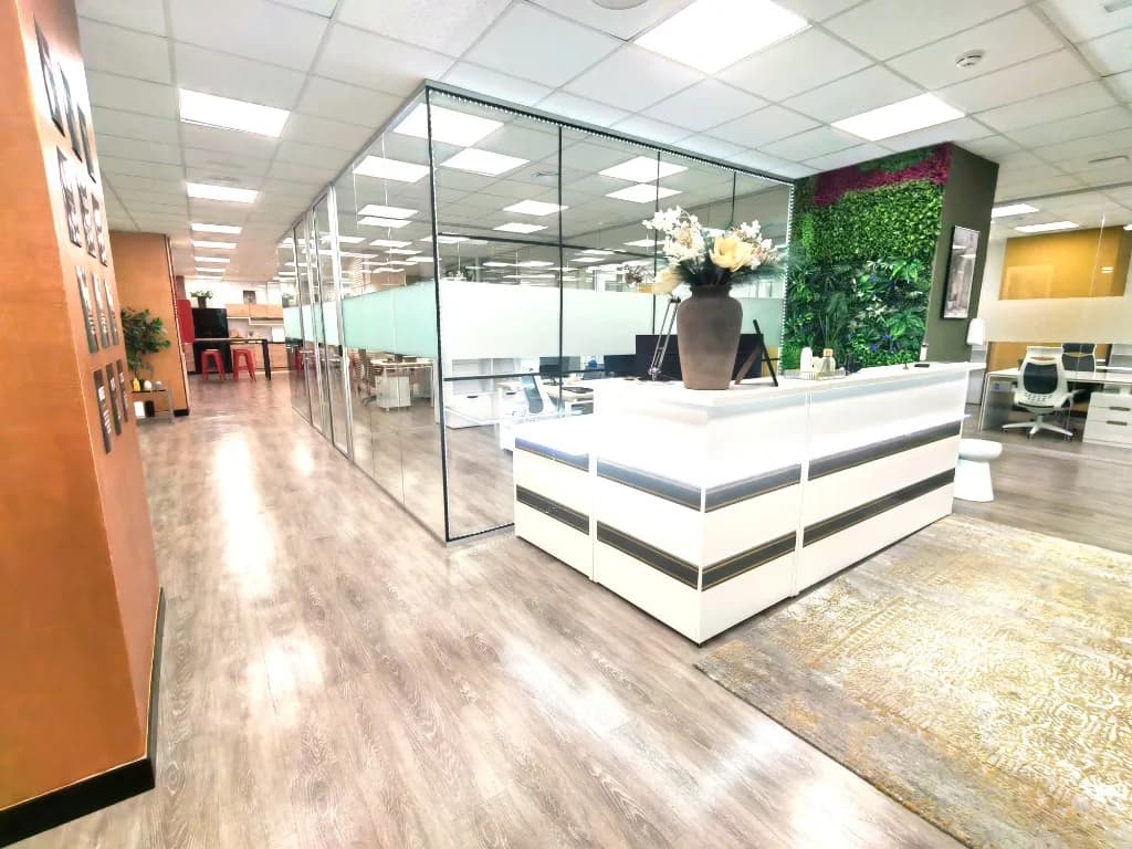 Pasillo hacia la recepción renovada de Nexus Business Center