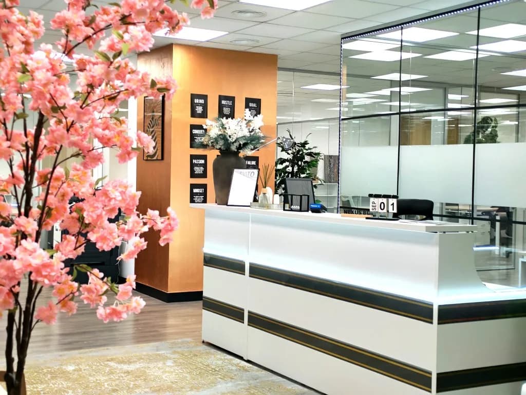 Recepción con cerezo decorativo y pared de mensajes