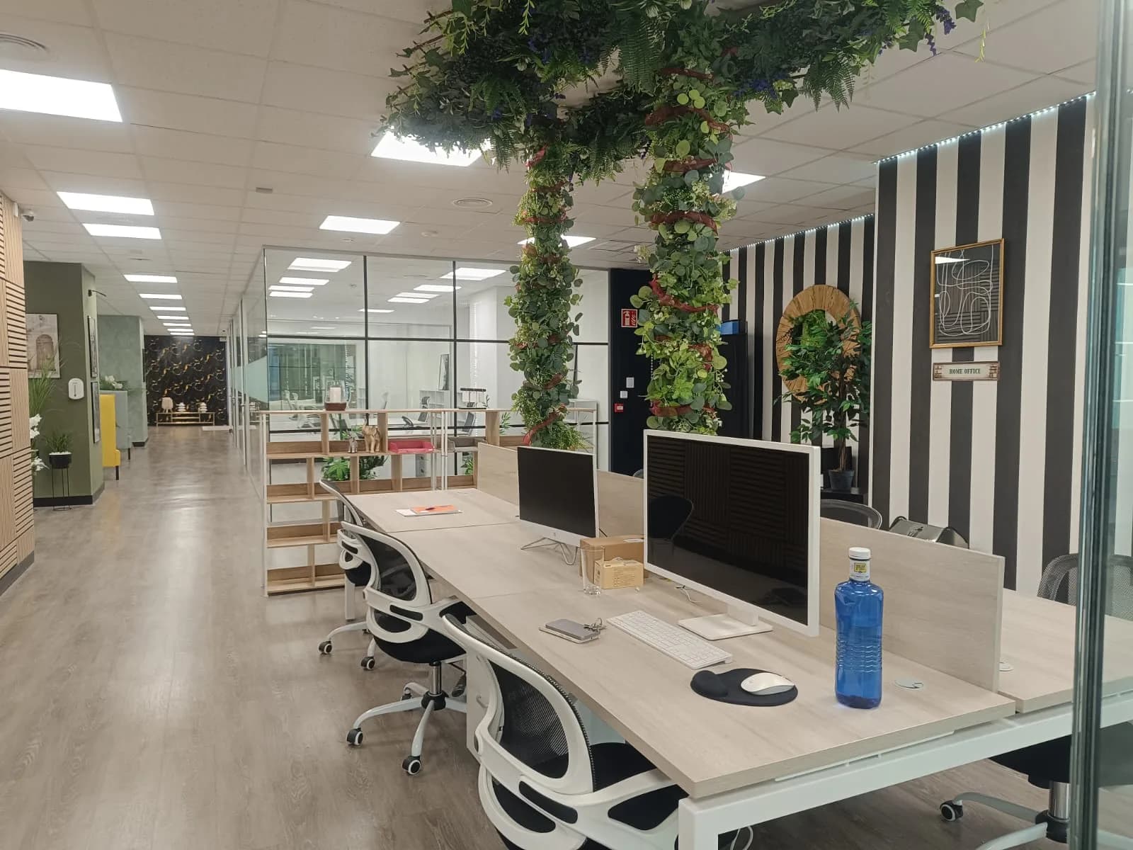 Coworking boutique con puestos amplios