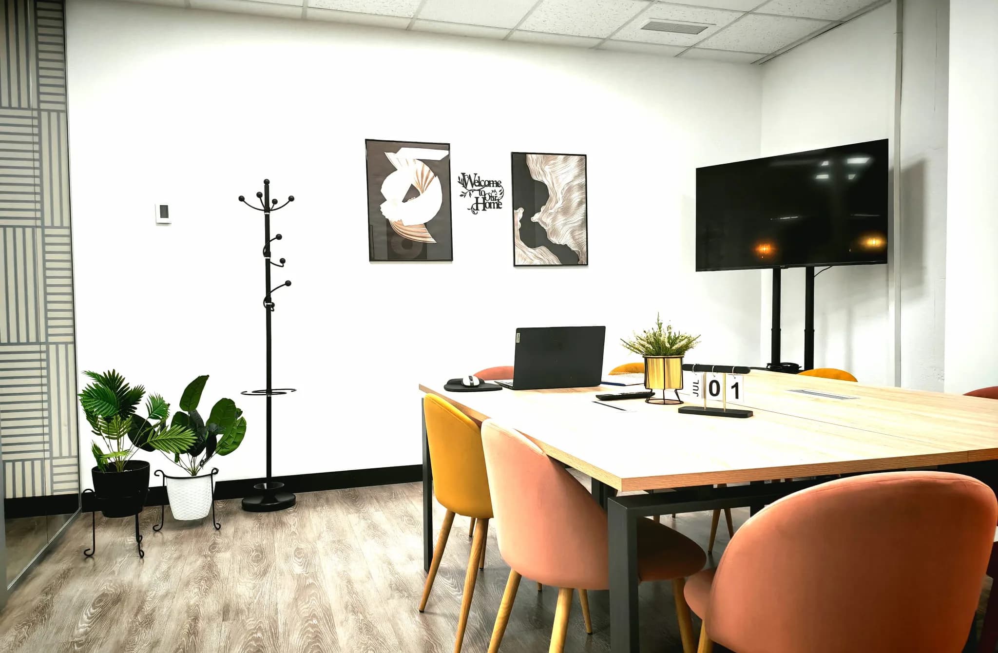 Sala de reuniones equipada para 6 personas